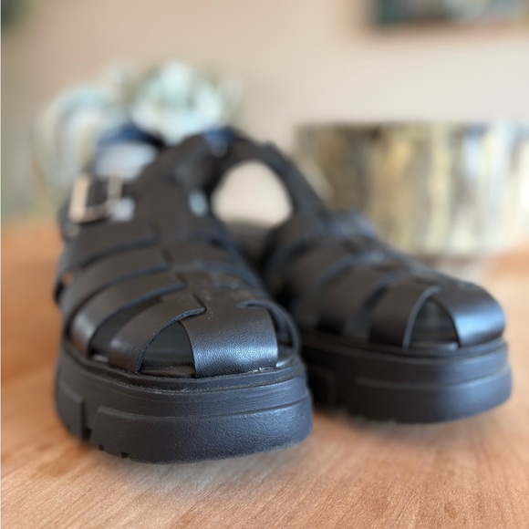 Wild Pair ‘Hereaa’ Black Strappy Fisherman Sandal Vegan W 10 Like New - Picture 2 of 10